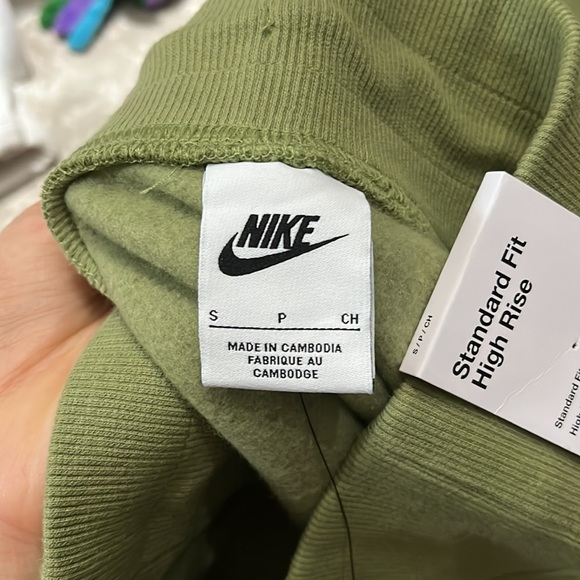 Nike green joggers small - Picture 3 of 3